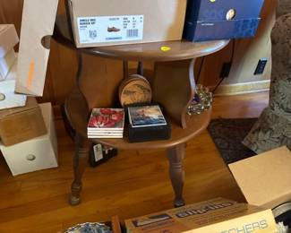 END TABLE WITH ASHTRAY AND COASTERS