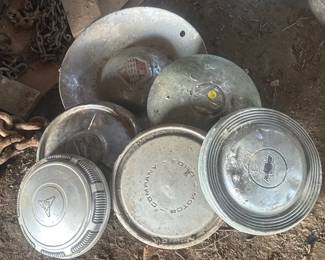 LOT OF VARIOUS HUB CAPS