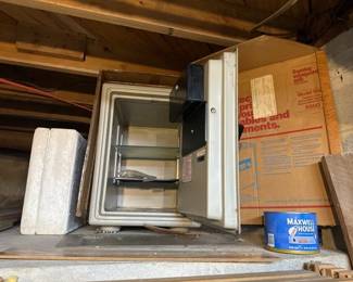 SENTRY MODEL 1550 SAFE