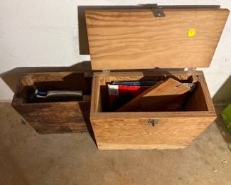 ELECTRIC SANDER AND CONTENTS IN BOX