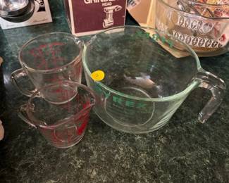 LOT OF MEASURING CUPS