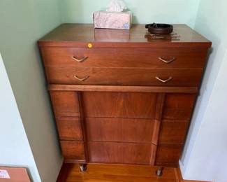 CHEST OF DRAWERS