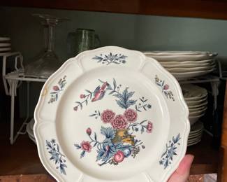 White, multicolored floral decorative ceramic plate 