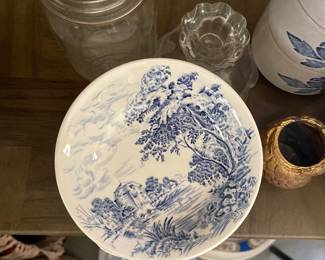 Blue and white ceramic plate 
