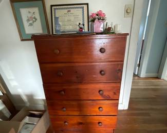 Wooden 5 drawer dresser 