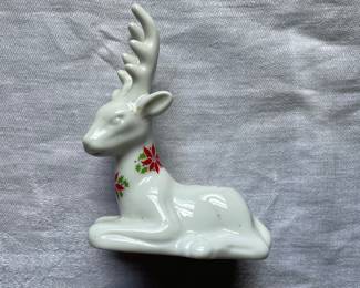 Delicate shiny reindeer statue