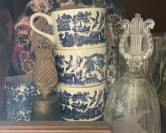 Blue and white decorated cups, engraved glassware 