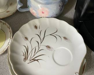 Seashell shaped white ceramic plates with gold detail