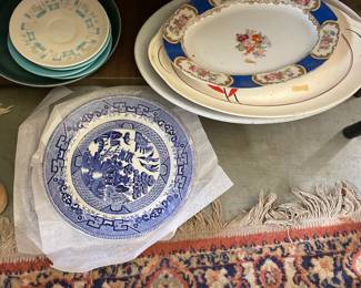 Decorative ceramic dishes in den 