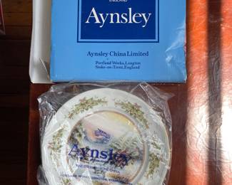 Aynsley Christmas plate (slight cracks) in original packaging 