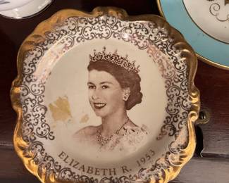 Queen Elizabeth dish with gold detail 