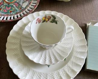 Woven, scalloped 3D white ceramic plates and citrus design teacup 