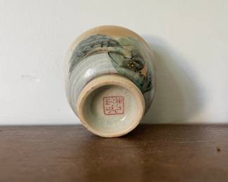 Bottom of decorative small dish 