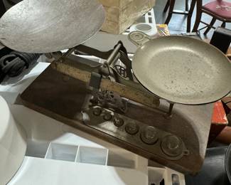 ANTIQUE SCALE 