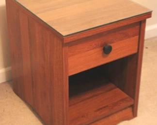 35 - End Table w/ Glass Top 16 x 20 x 20
