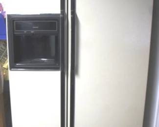 21 - Kenmore Side by Side Refrigerator You are buying a used as-is electric/electronic item. We do not guarantee all components are present and if it is not expressly stated, it is untested.
