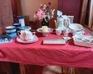 Pottery, Staffordshire, Pftzalgraff Yorktowne serving pieces.