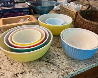 Pyrex nesting bowls.