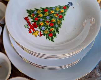Jamestown Christmas Dishes