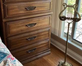 DRESSER MUSICSTAND
