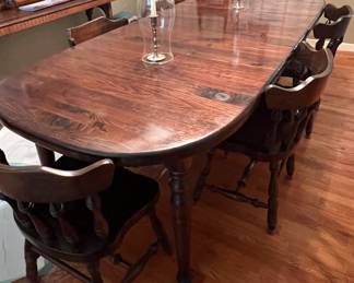 Dining table with 2 leafs and 8 chairs