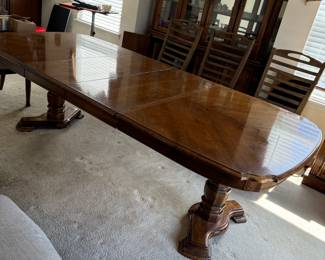 Dining room table with 2 leaves and pads