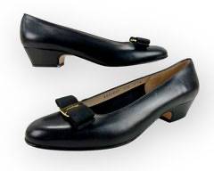 SALVATORE FERRAGAMO BOUTIQUE 1 Black Pumps with Bow and Gold Tone Hardware. Made in Italy. Sz 9 B
