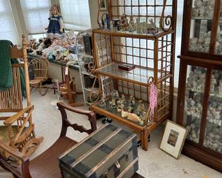 Bamboo bakers rack
Antique trunk