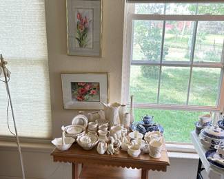 Lenox
Sweet antique table