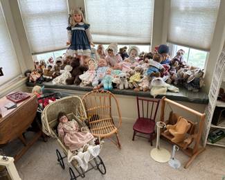 Dolls
Antique carriage