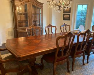 Ethan Allen Tuscany  dinning room set. Tuscany Hutch and Tuscany table and 8. Chairs and two leaves  great condition 