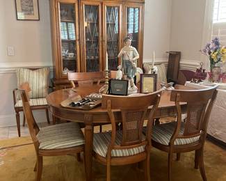 Thomasville dining table-8 chairs and one leaf