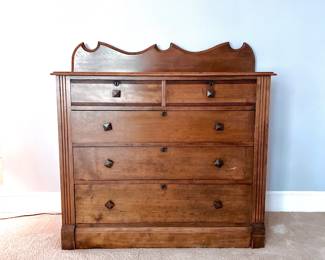VINTAGE SOLID MARBLED WOOD DRESSER - HOUNDSTOOTH DOVETAIL JOINTS - CARVED FRONT AND TOP