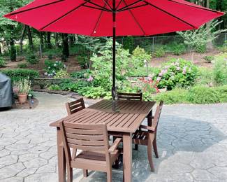 EXTENDABLE WOODEN PATIO DINING TABLE WITH EASY CRANK RED UMBRELLA