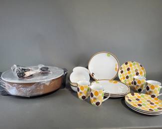 Lot 78 | Ceramic Skillet & 16 Piece Dinnerware Set
