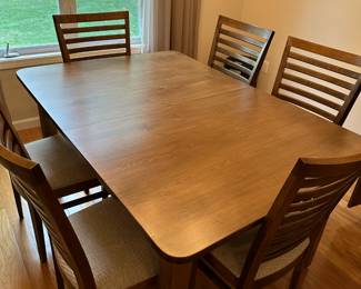 Beautiful Dining Table and 6 Chairs 
