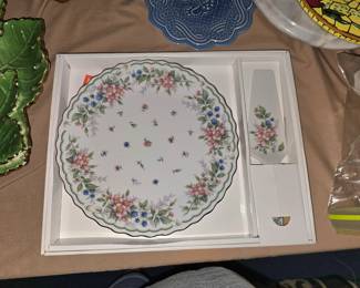 Cake plate with matching cutter