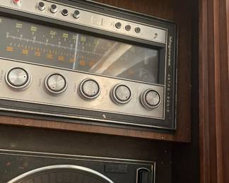 Magnavox stereo. Around 1960’s  Groovy.  sounds good. 