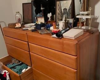 Mcm dresser with lots of drawer space 