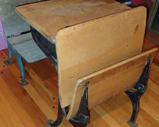 VTG SCHOOL DESKS