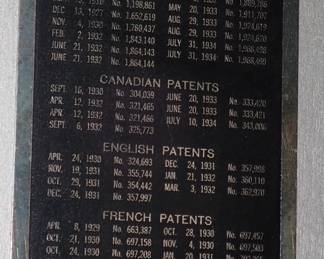 MILLS AUTOMATIC PHONOGRAPH ( JUKE BOX ) WOOD FRAME - WITH CHANGE COUNTER - 1919 WITH RECORDS
