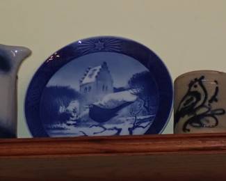 PLATES & ANTIQUE POTTERY