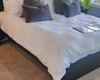 King platform bed with mattress/boxspring