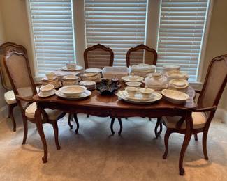 Thomasville dining table with leaves and 6 chairs