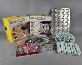 Lot 181 | New Vtg La Forme Baking Pans & More!