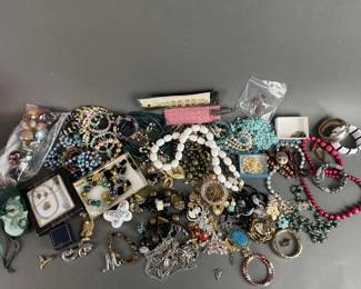 Lot 209 | Costume Jewelry Lot