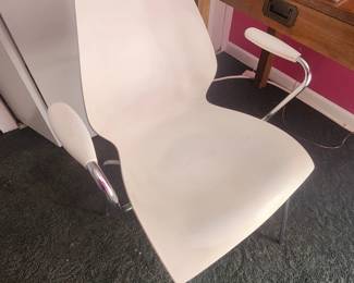 Vintage White Maui Chair by Vico Magistretti for Kartell
Classic design with arms. Some light scratches on seat