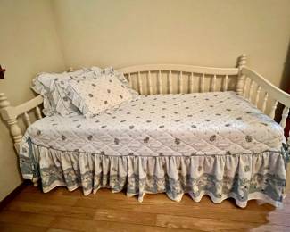 Daybed with White Spindle Wood Frame