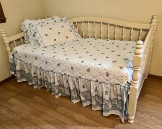 Daybed with White Spindle Wood Frame