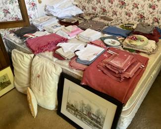 THE VINTAGE LINNENS AND BEDDING IS AMAZING 